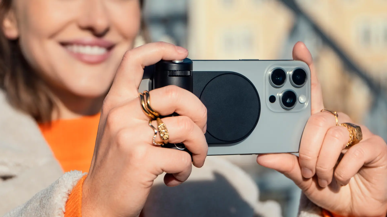 لايكا تقدم Leica Lux Grip: ملحق يحول آيفون إلى كاميرا احترافية.