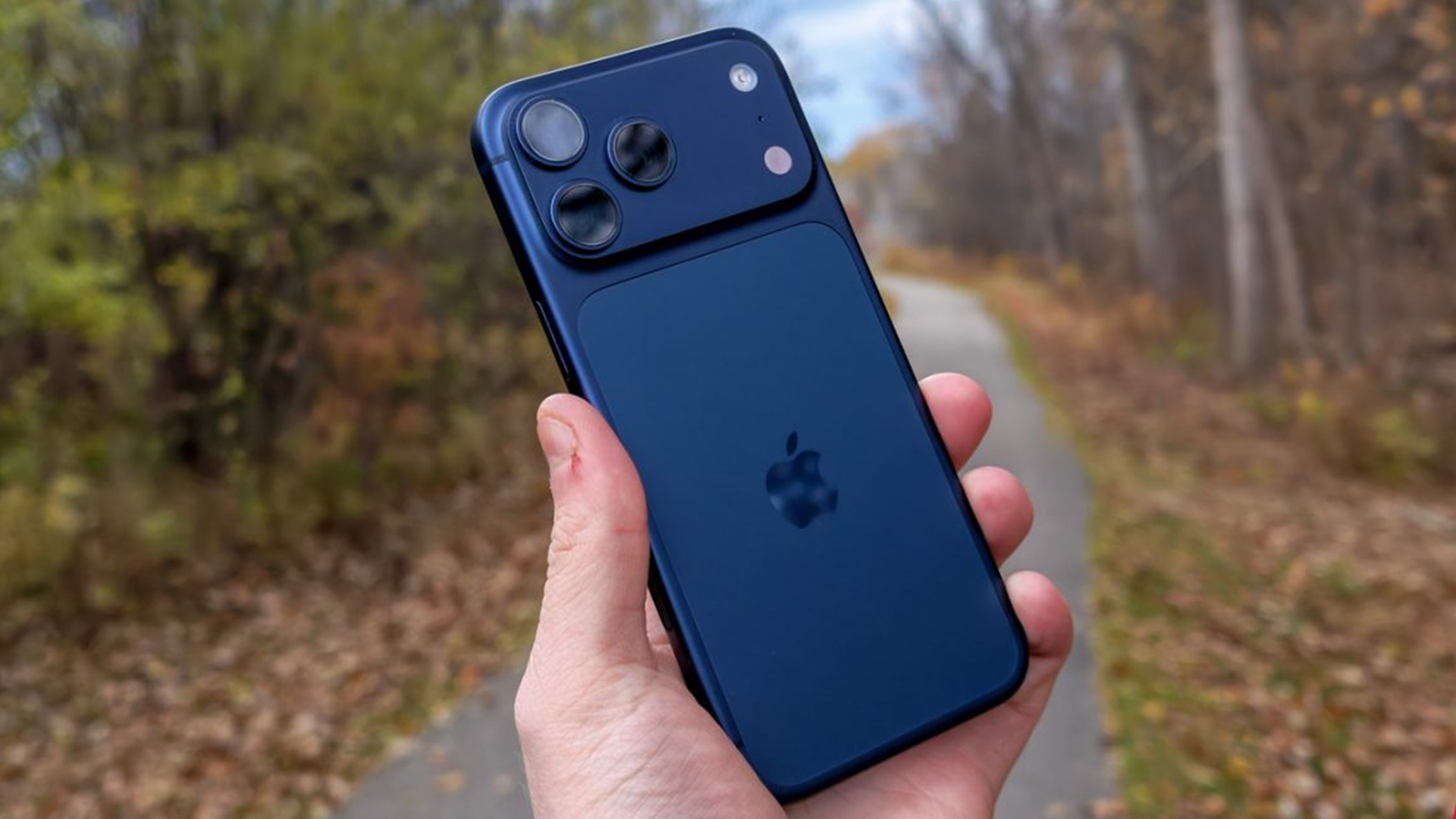 آبل تختبر أغطية آيفون تدمج واجهة لمس كاملة