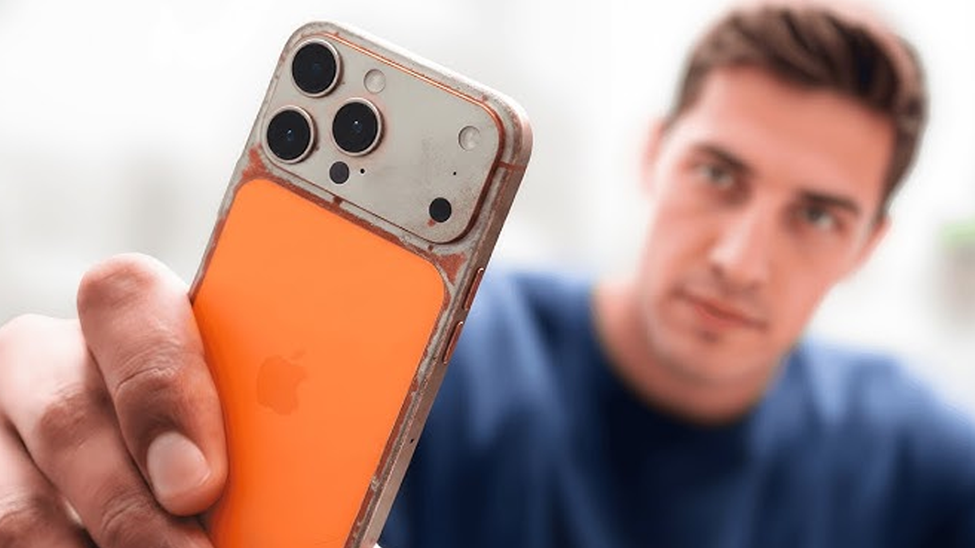 أيفون 17 برو ماكس البرتقالي يتآكل بعد مسحه بمناديل