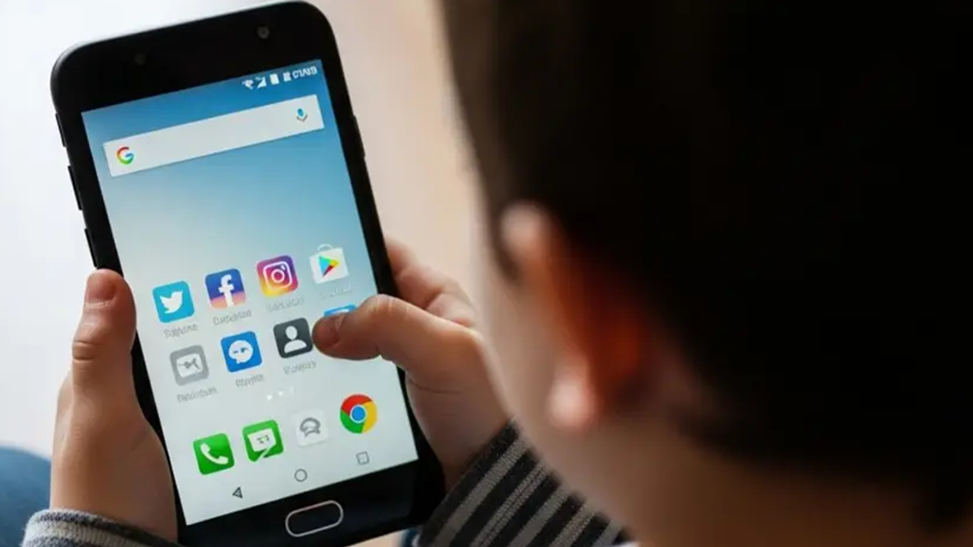 ماليـزيا تُخطّط لحظر استخدام وسائل التواصل لمن هم دون 16 عاماً